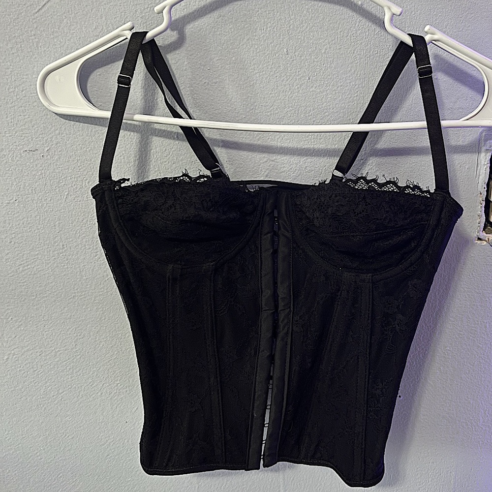 Cute black corset! I got it from SHEIN, its nice just doesn’t fit me. Size XS.
